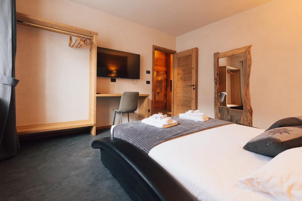 Bed, TV and multimedia, Photo of the whole room, Seating area, Bedroom, towels