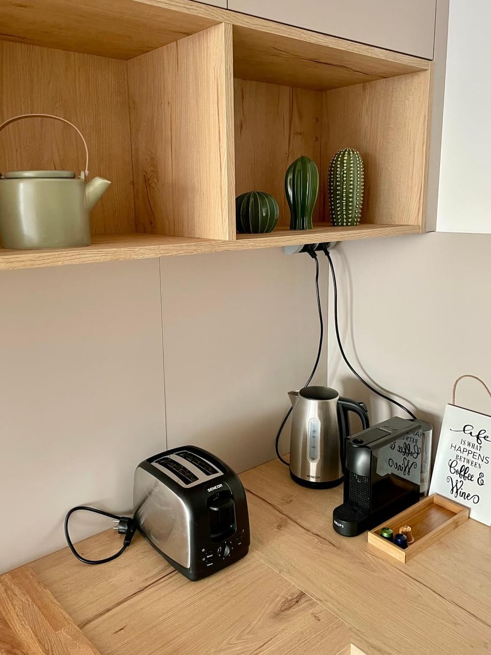 Coffee/tea facilities, Kitchen or kitchenette, stove, toaster