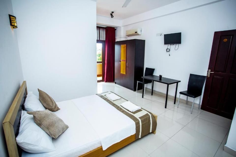 Hotel Blue Bird Bed and Breakfast in Negombo