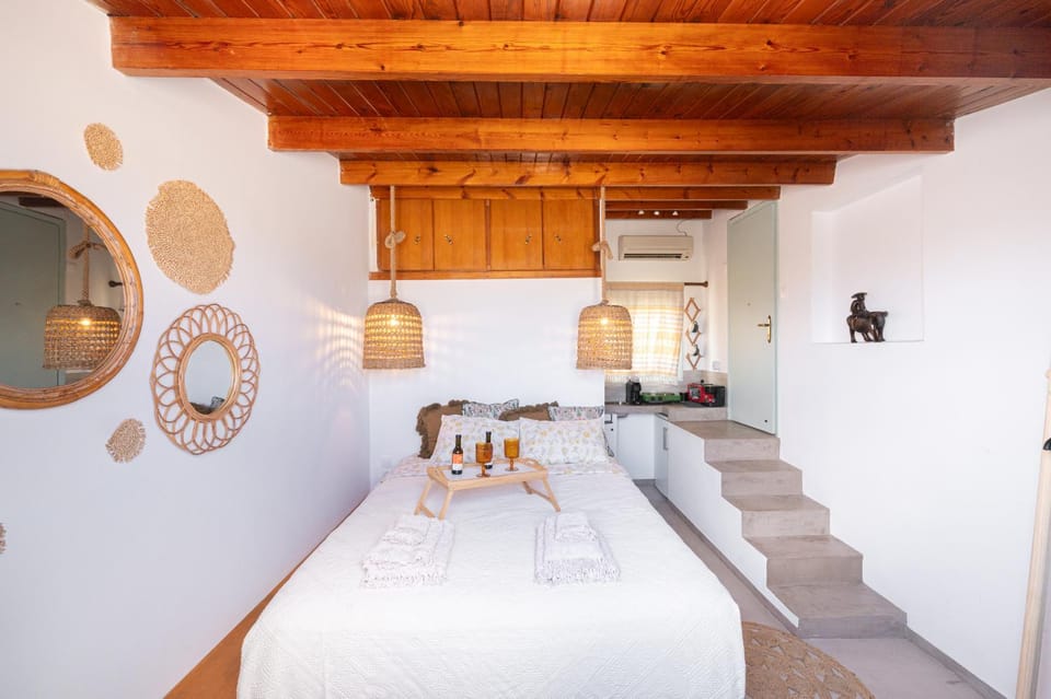 Bed, Bedroom, Drinks