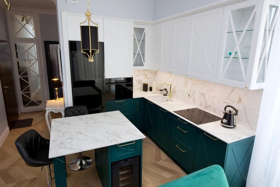 Kitchen or kitchenette, Dining area