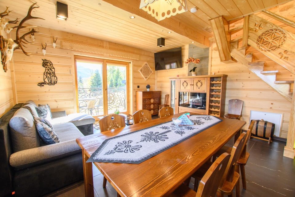TV and multimedia, Kitchen or kitchenette, Living room, Seating area, Dining area