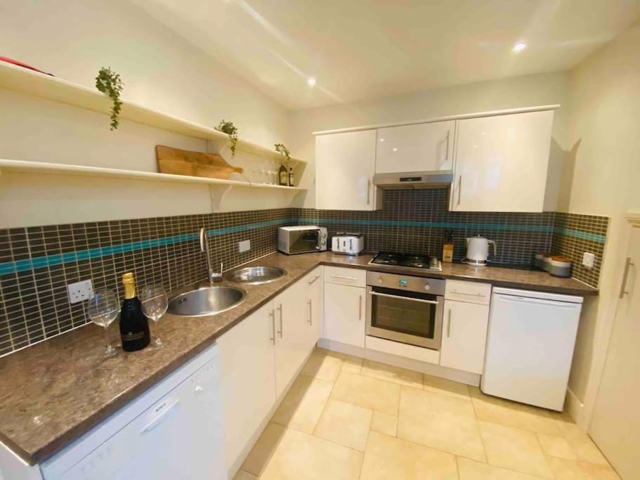 Coffee/tea facilities, Kitchen or kitchenette, dishwasher, minibar, oven, pet friendly, stove, toaster