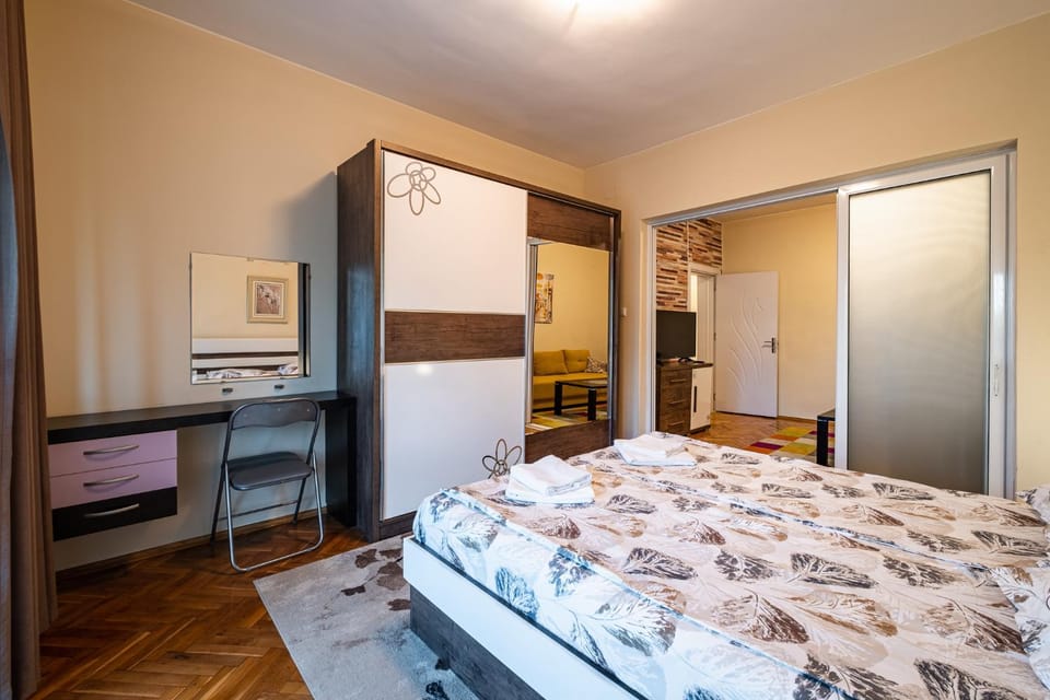 Bed, Photo of the whole room, wardrobe