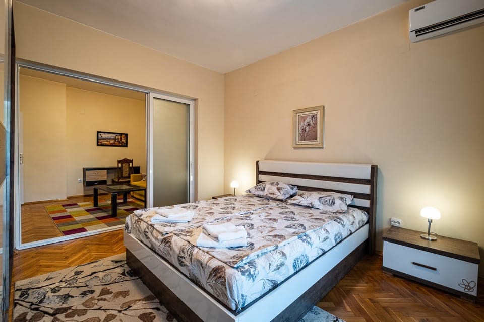 Bed, Bedroom, air conditioner