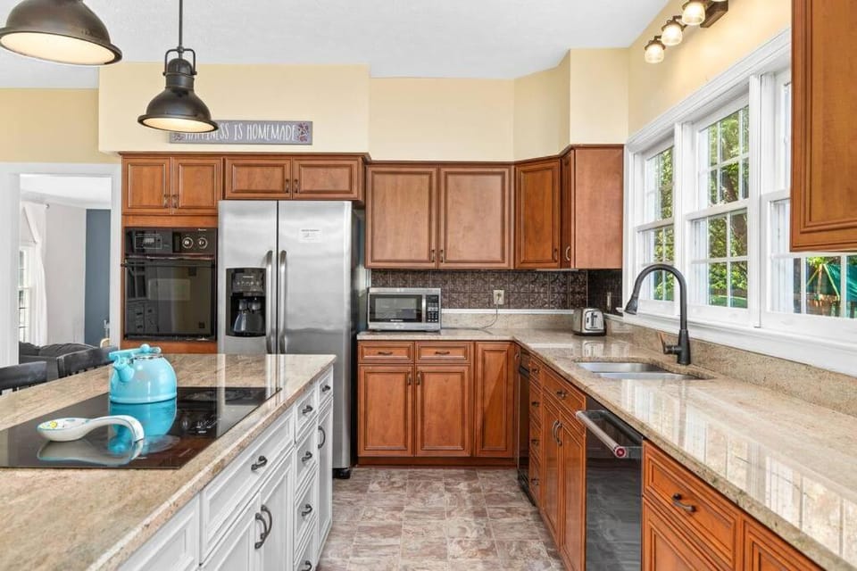 Kitchen or kitchenette, dishwasher, minibar, stove