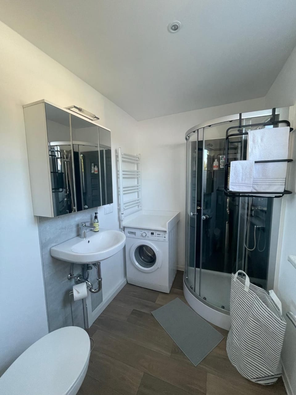 Shower, Toilet, Bathroom, towels, washing machine