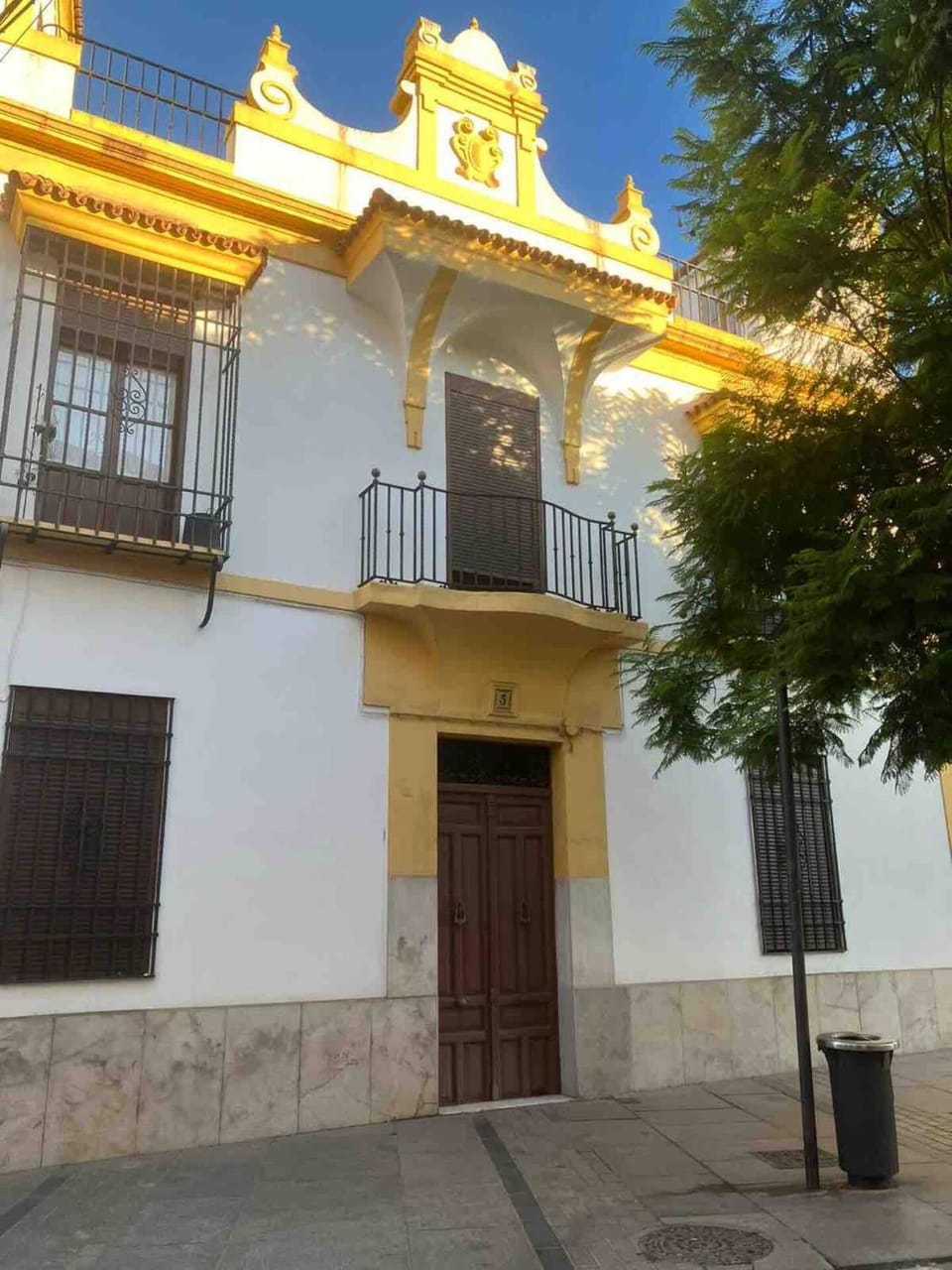 Property building, Facade/entrance, Day