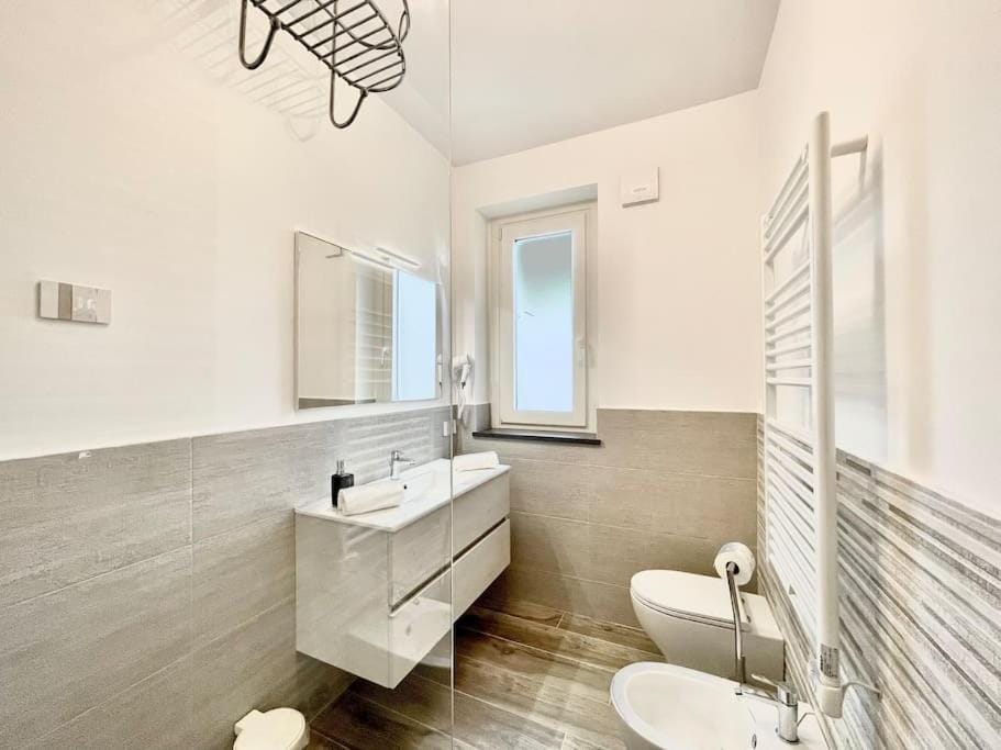 Shower, Toilet, Bathroom, bidet, towels