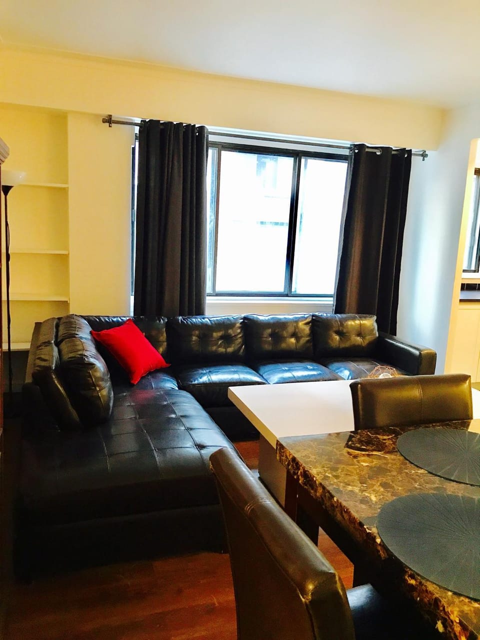 Stylish Montreal Apartment: Comfortable Stay in the Golden Square Mile Apartment in Montreal