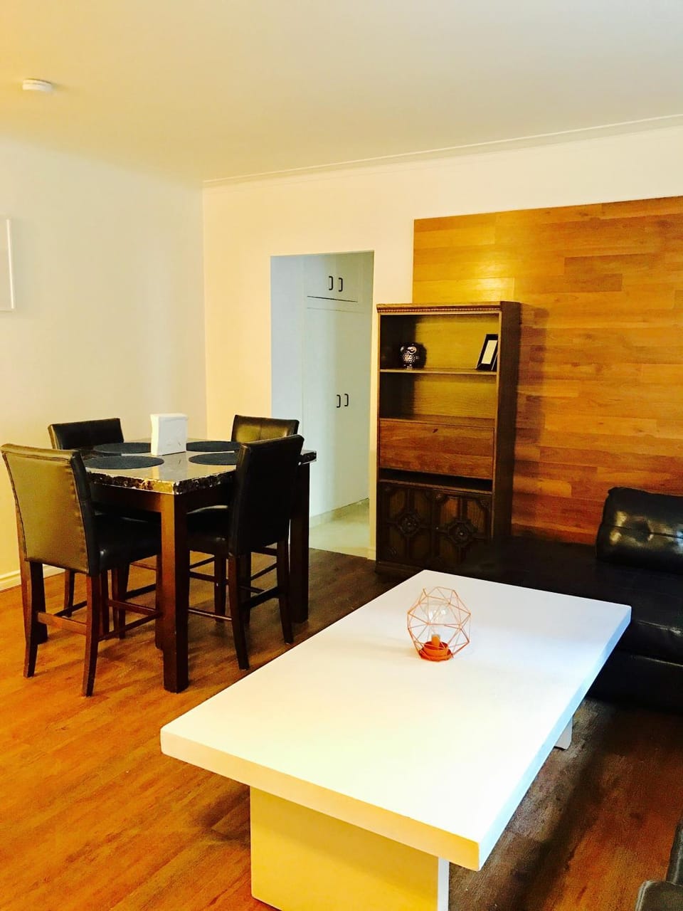 Stylish Montreal Apartment: Comfortable Stay in the Golden Square Mile Apartment in Montreal