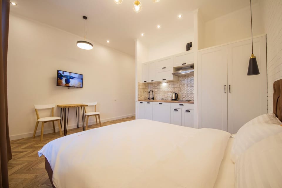 Bed, TV and multimedia, Kitchen or kitchenette, Photo of the whole room, hair dresser