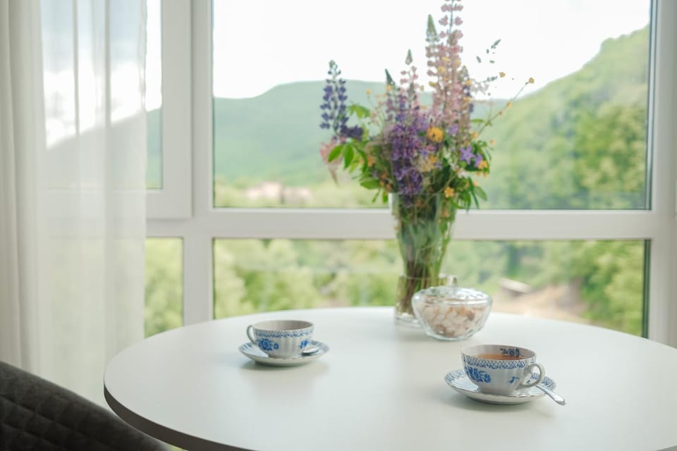 Coffee/tea facilities, Dining area, Mountain view