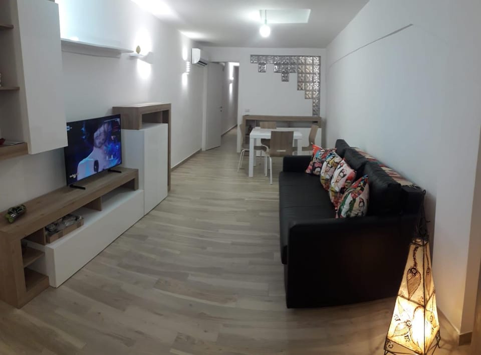 Communal lounge/ TV room, Living room, Seating area, Evening entertainment