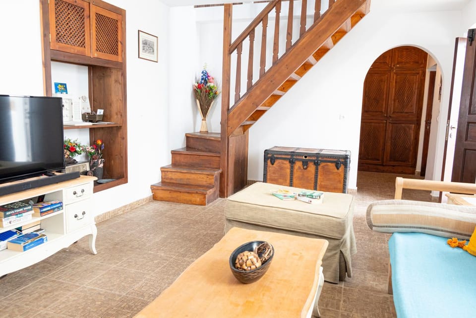 TV and multimedia, Living room, Seating area, air conditioner