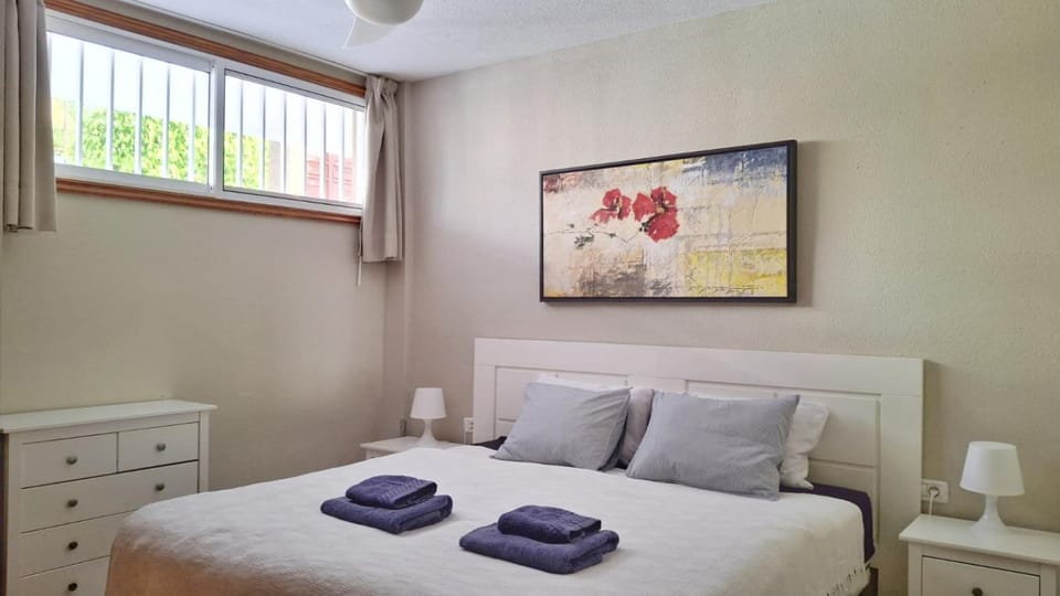 Photo of the whole room, Decorative detail, Bedroom, towels