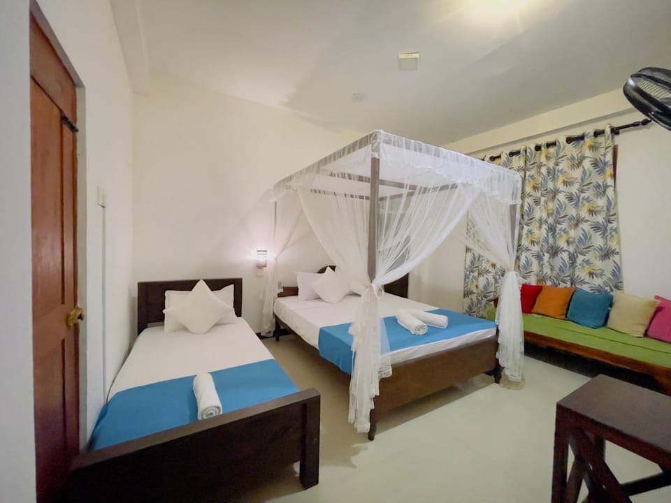 Bed, TV and multimedia, Photo of the whole room, Bedroom, towels