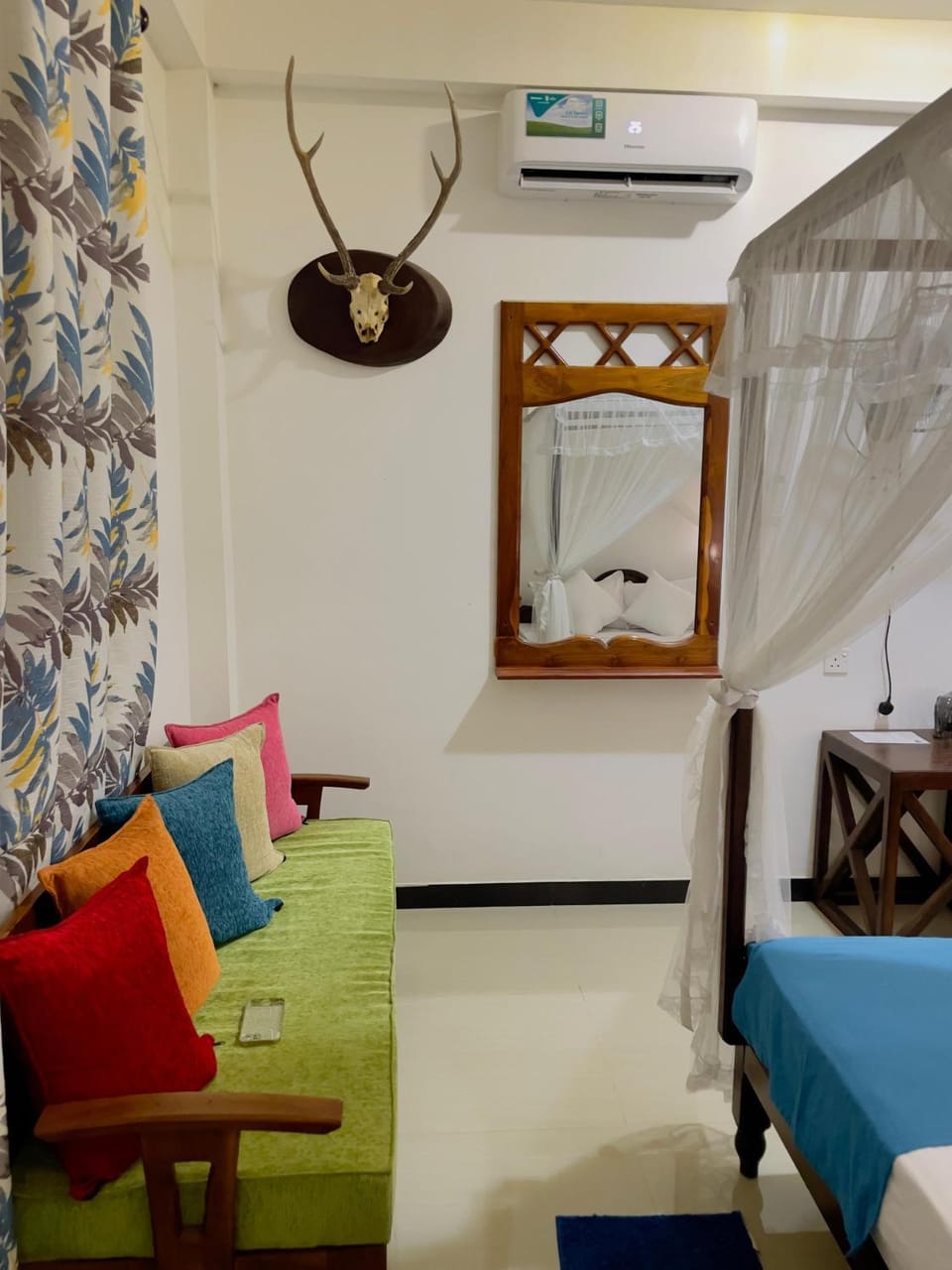 Bed, Living room, Photo of the whole room, Seating area, Bedroom
