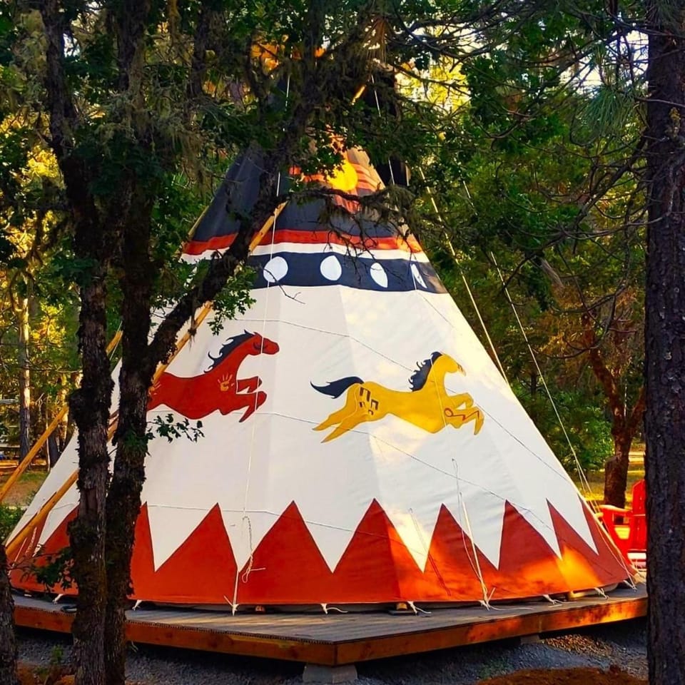 Wild Horses Luxury Tipi - Adjustable King Bed Luxury tent in Oregon