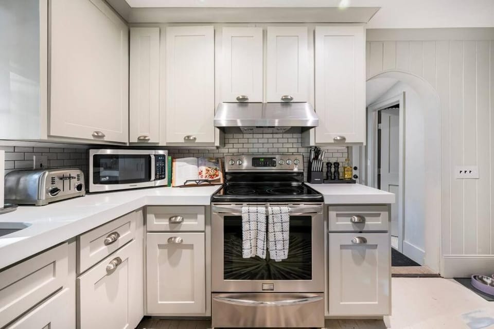 Exquisite Bedford Lux Retreat. House in Bedford