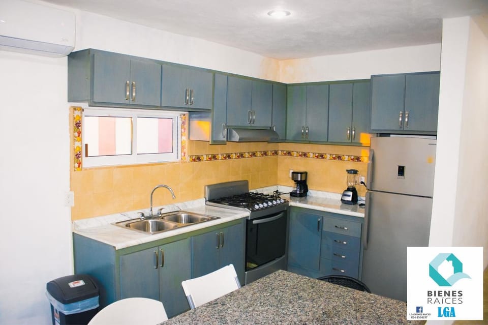 Kitchen or kitchenette, minibar