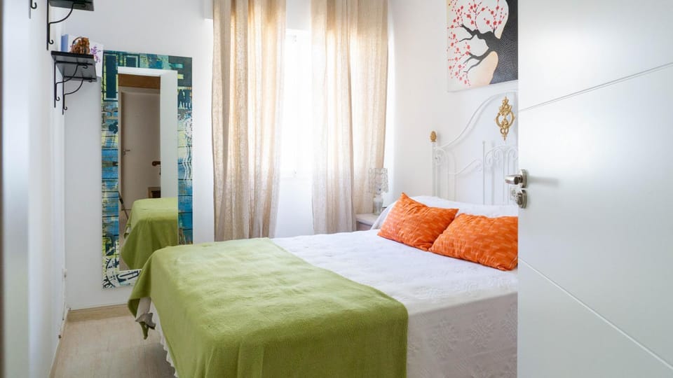 Photo of the whole room, Bedroom