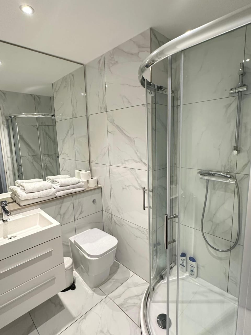Shower, Toilet, Bathroom, towels