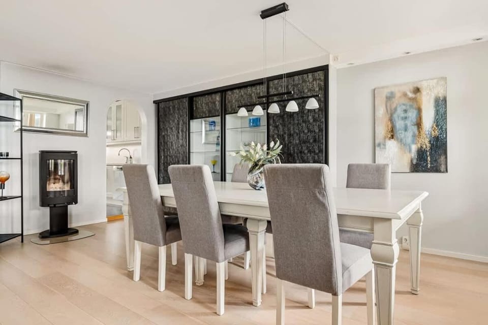 Dining area, fireplace