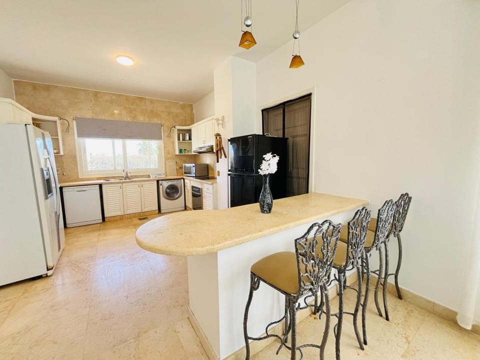Kitchen or kitchenette, Lounge or bar