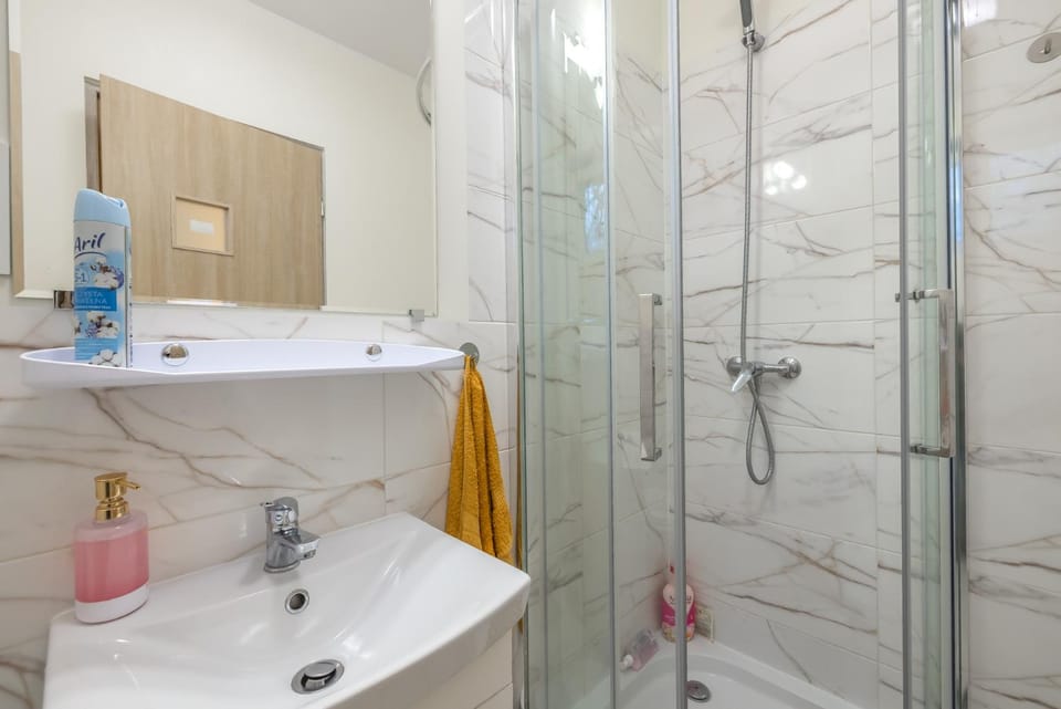 Shower, Bathroom, towels