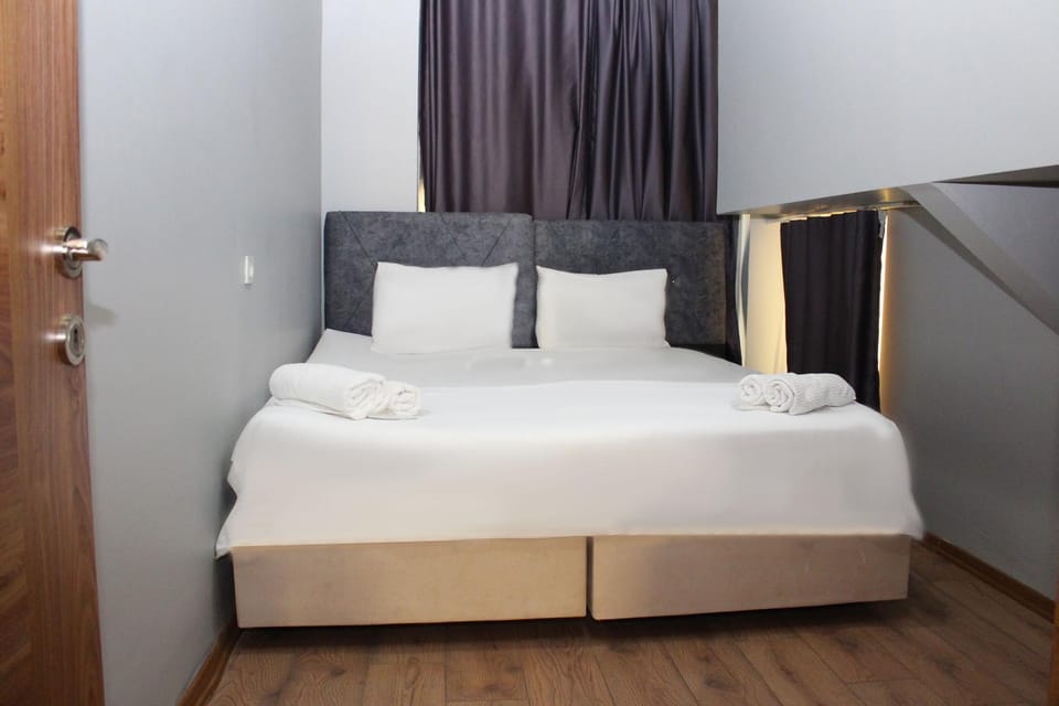 Bed, Photo of the whole room, Bedroom, towels