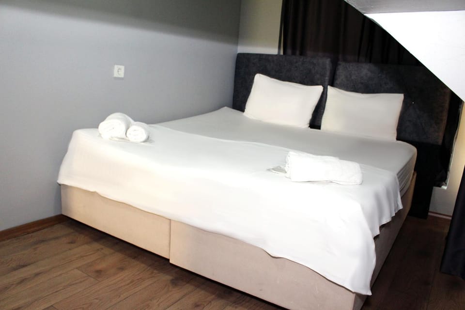 Bed, Photo of the whole room, Bedroom, towels