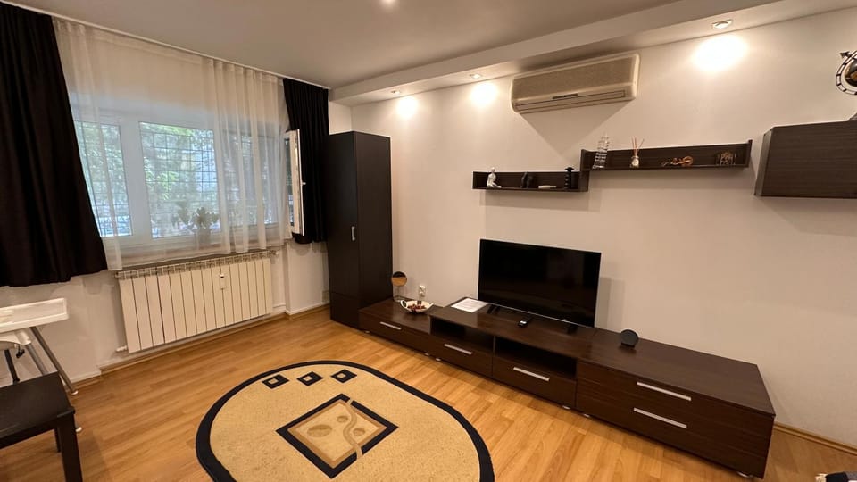 TV and multimedia, Living room, Seating area, Evening entertainment, internet, air conditioner