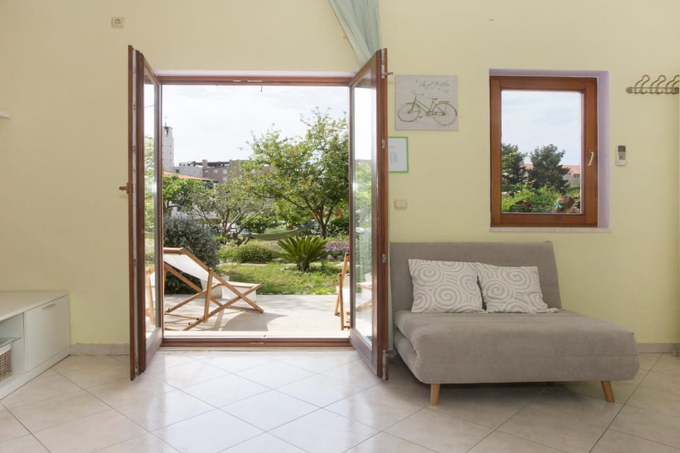 Patio, Balcony/Terrace, Living room, Seating area, Garden view