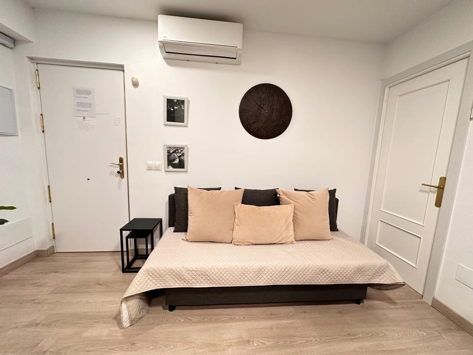 Living room, Seating area, air conditioner