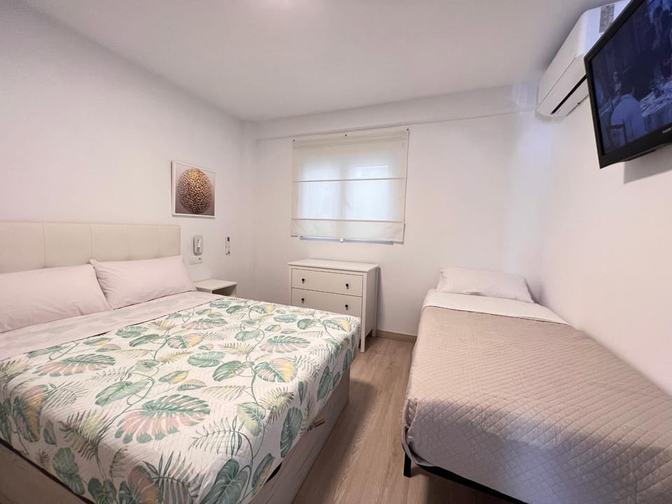 Bed, TV and multimedia, Photo of the whole room, Bedroom