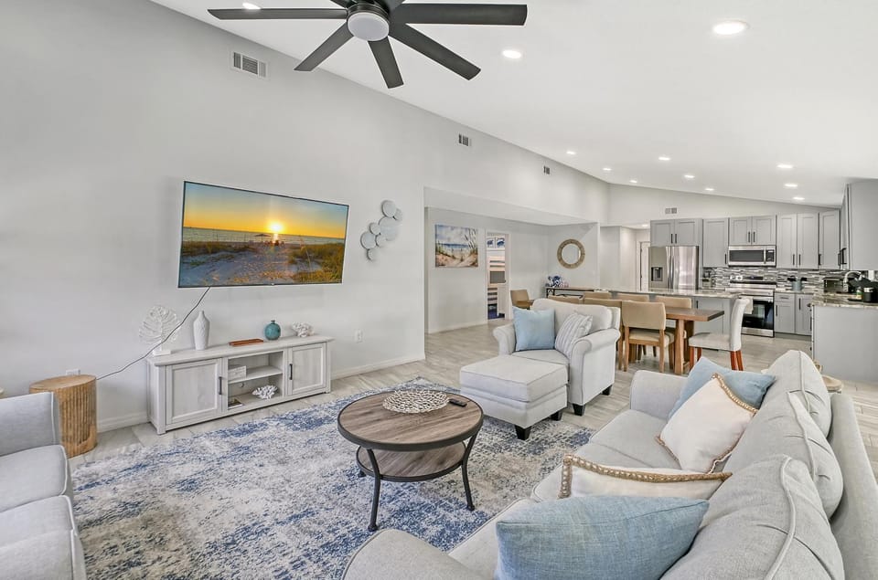 HEATED Pool, Game Room, Bunk Beds, Close to Beaches, Fun! House in Bradenton