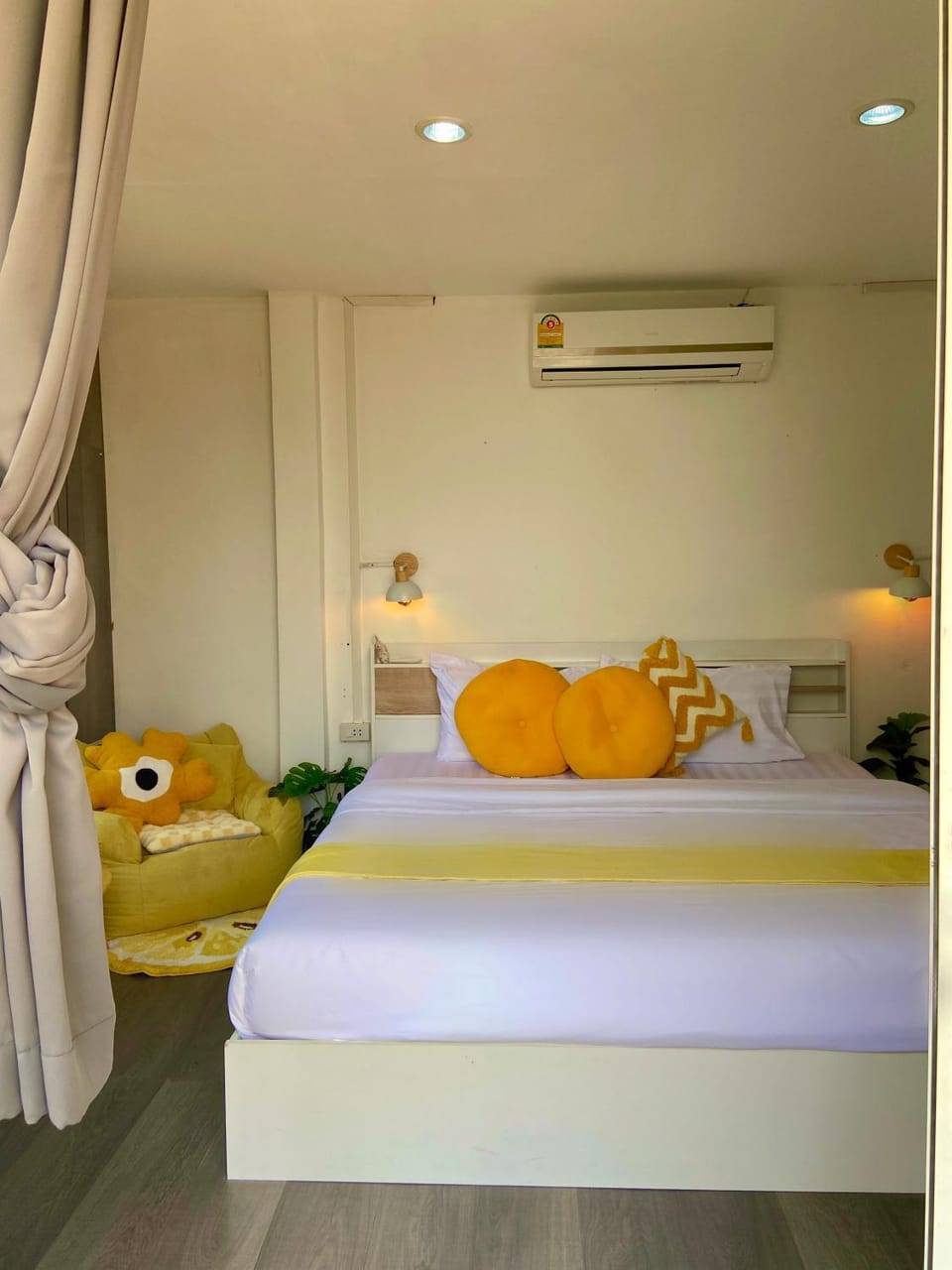 Photo of the whole room, Bedroom, air conditioner