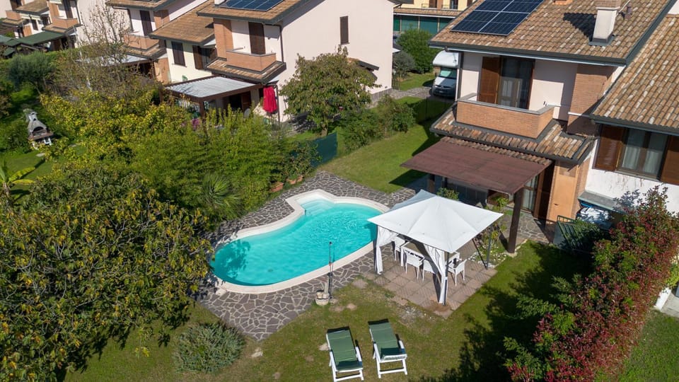 Property building, Swimming pool, sunbed
