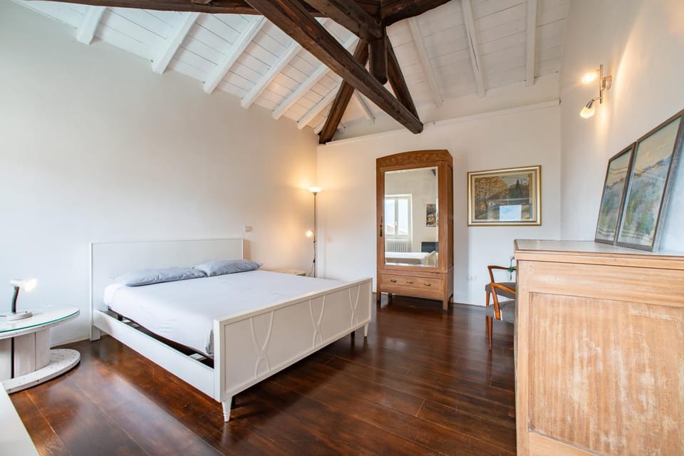 Traditional Piazza Home/Balcony/ Private Garden Apartment in Cernobbio