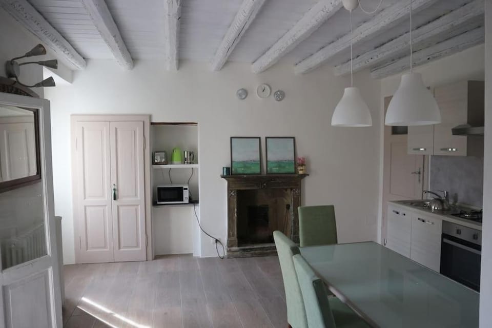 Traditional Piazza Home/Balcony/ Private Garden Apartment in Cernobbio