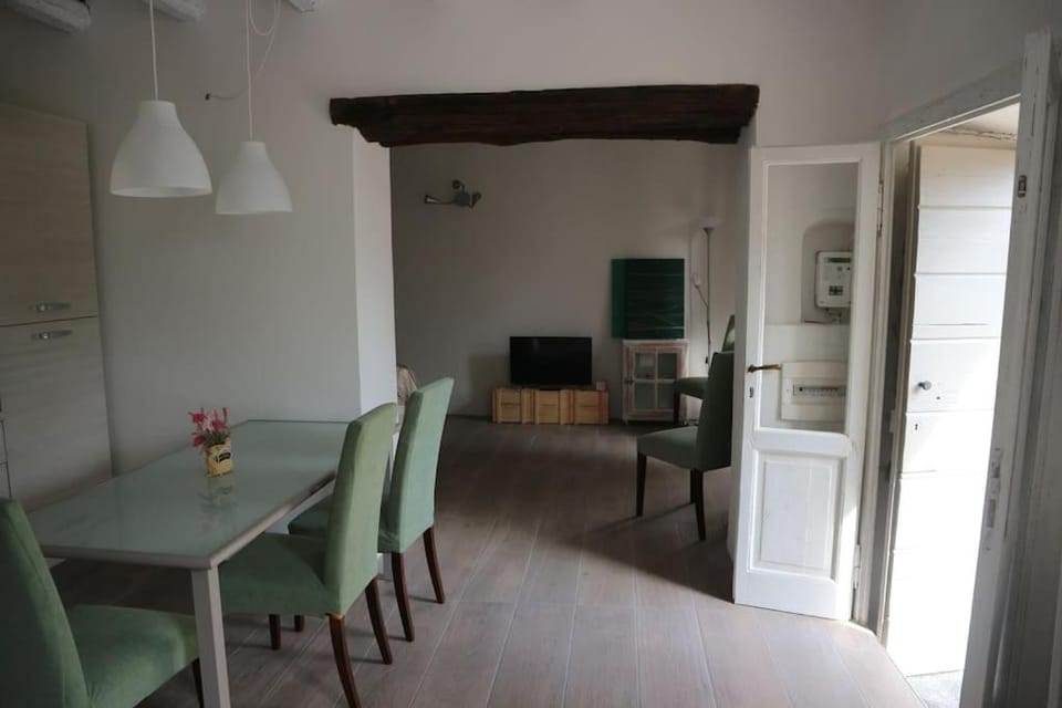 Traditional Piazza Home/Balcony/ Private Garden Apartment in Cernobbio