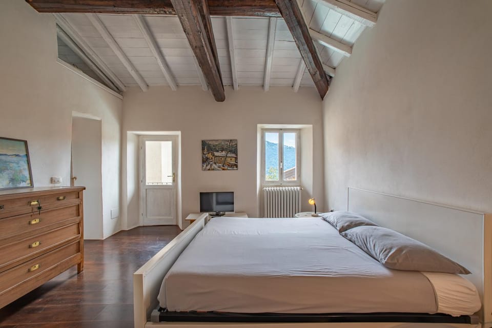 Traditional Piazza Home/Balcony/ Private Garden Apartment in Cernobbio