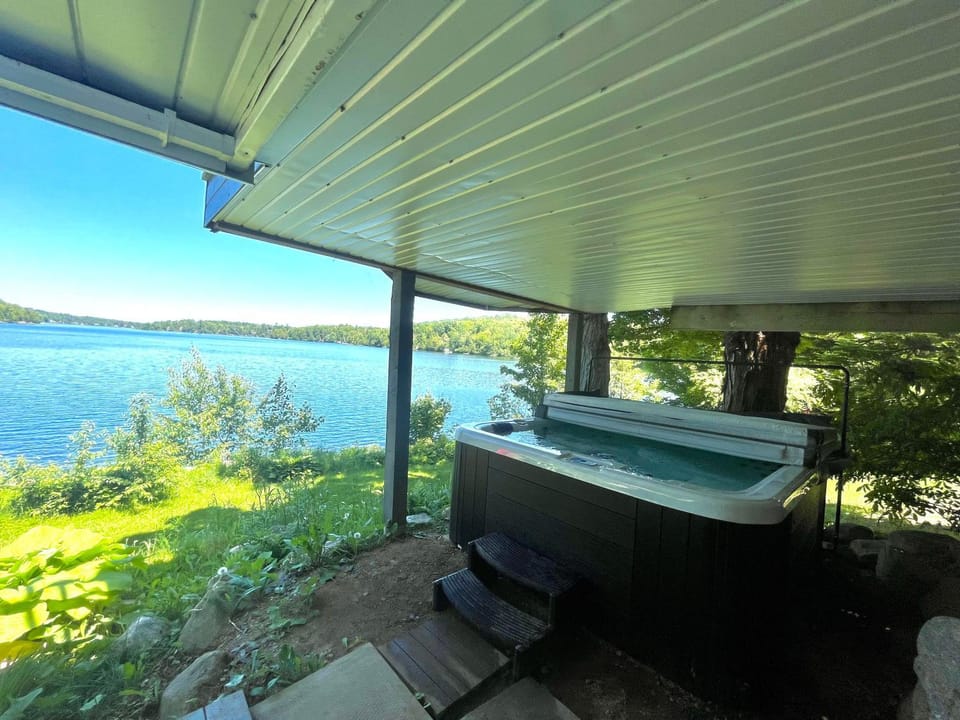 Breathtaking Lake View With Spa Chalet 360 Chalet in Quebec