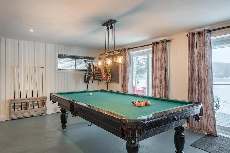 Billiard, Game Room