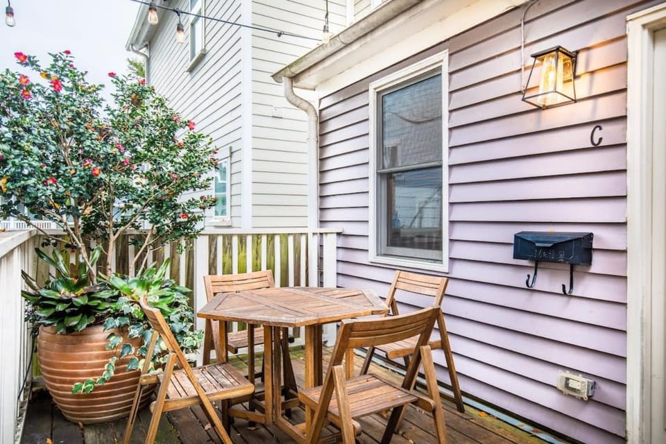 Property building, Patio, Facade/entrance, Dining area