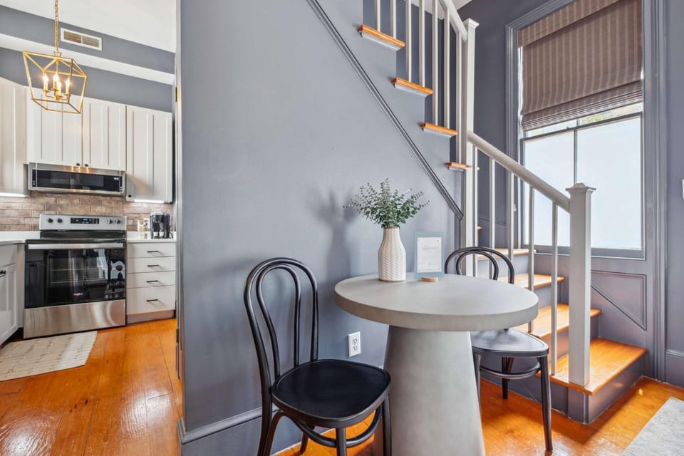 Beautiful Renovated Apartment One Block from King Apartment in Charleston