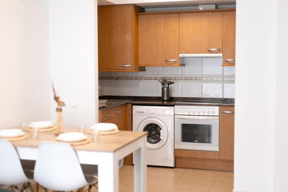 Kitchen or kitchenette, Dining area, minibar, pet friendly, stove, washing machine
