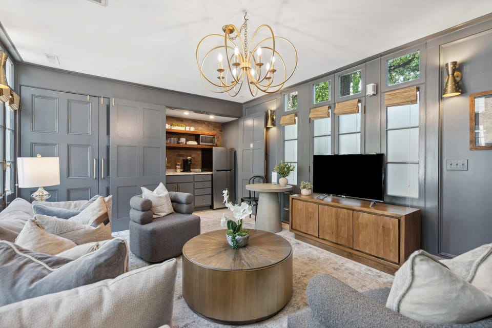 TV and multimedia, Kitchen or kitchenette, Living room, Seating area, Dining area