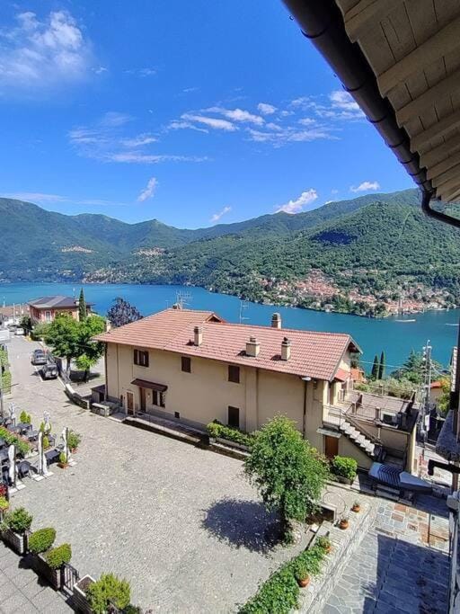 Piazzetta House Stunning Lake View Welcome Cocktail at Il Baretto Apartment in Moltrasio
